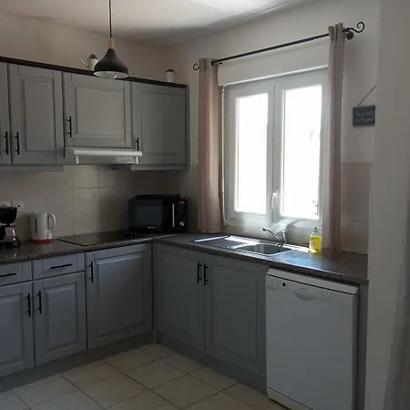 Climatisee 4-6 Pers Avec Piscine, Terrasse & Jardin - 2 Min بيت للعطل