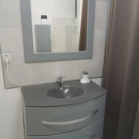 Climatisee 4-6 Pers Avec Piscine, Terrasse & Jardin - 2 Min بيت للعطل سيرفيون